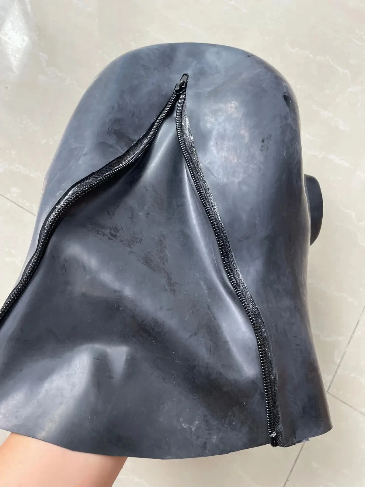 Латексная резиновая маска с открытыми глазами