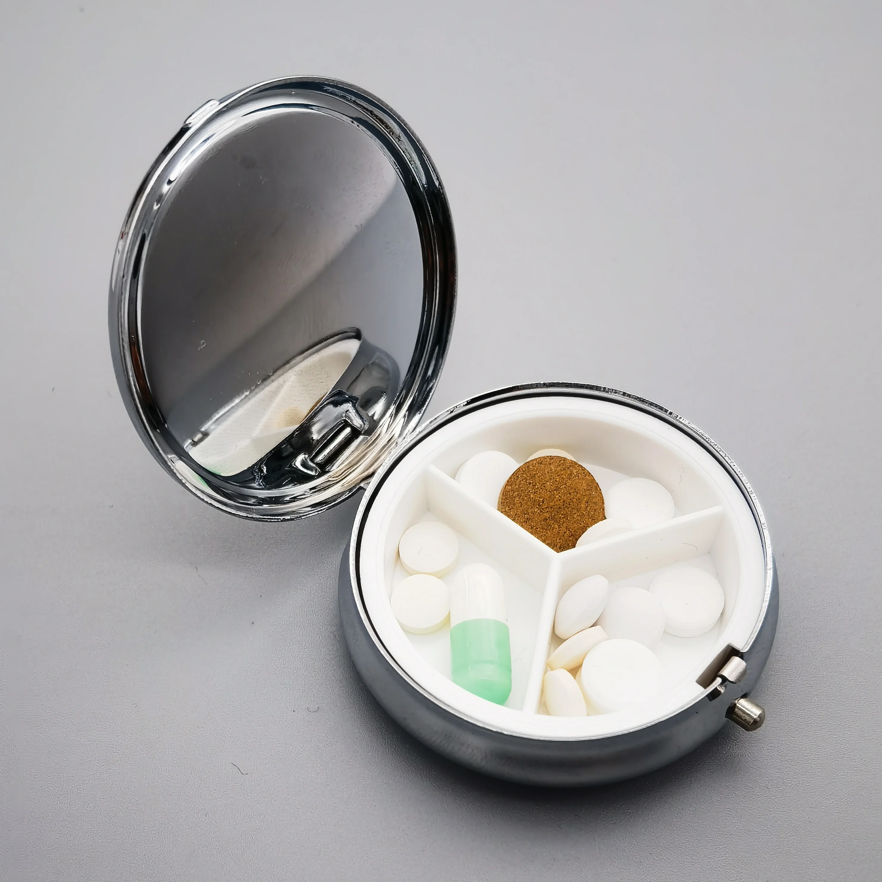 Металлическая коробка для лекарств с 3 отделениями портативная круглая из