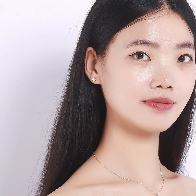 Милые маленькие белые серьги-гвоздики с фианитами в виде любящего сердца для