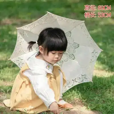 

Кружевной зонт с деревянной ручкой