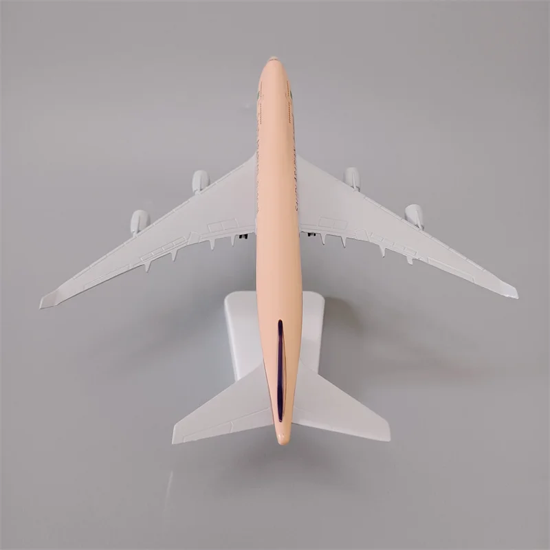 Модель самолета из металлического сплава авиакомпании Саудовской Аравии B747, модель самолета Боинг 747, модель самолета с колесами 20 см