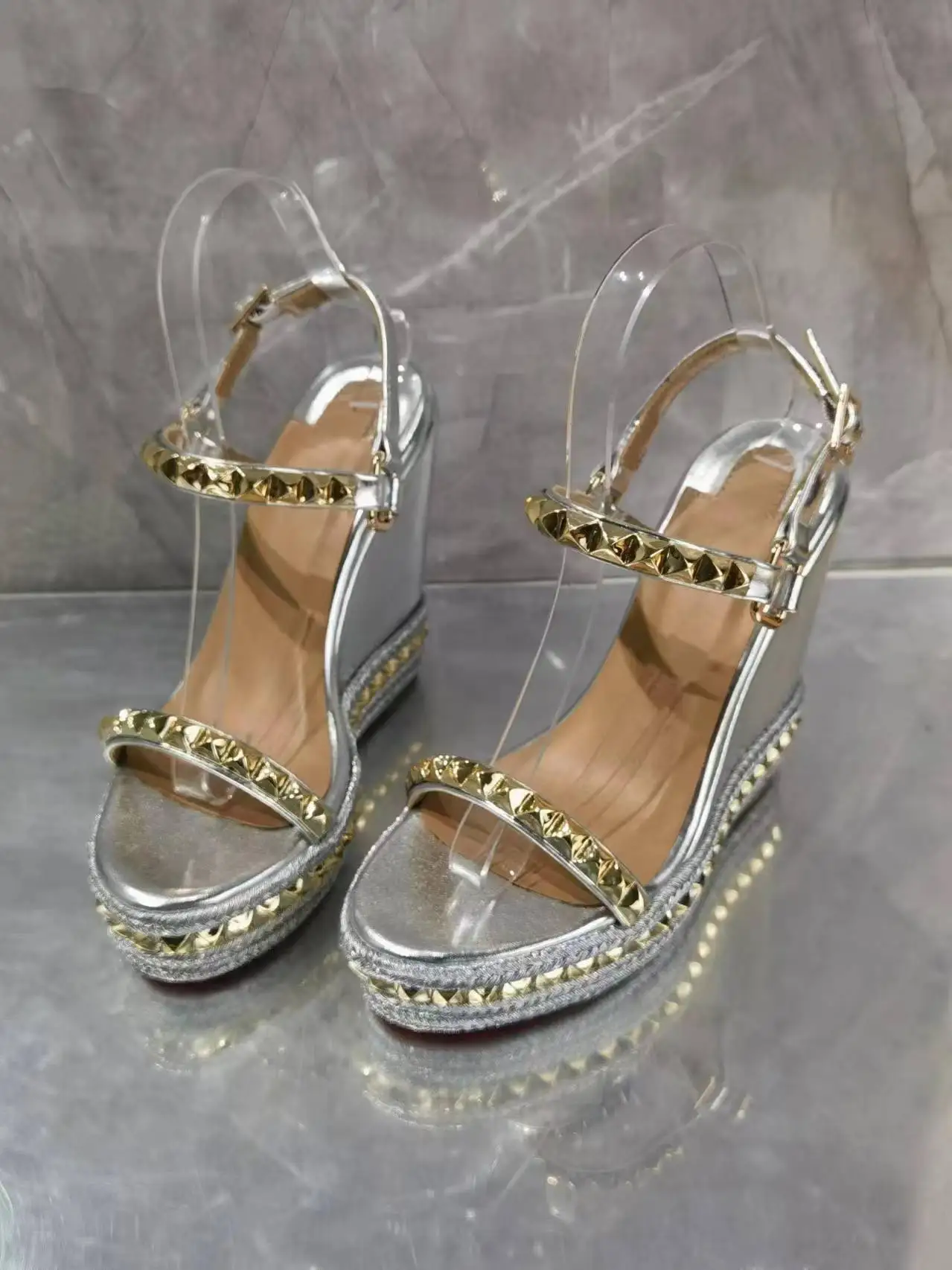 Женские босоножки на танкетке 12 см стильные сандалии с украшением из золотистых