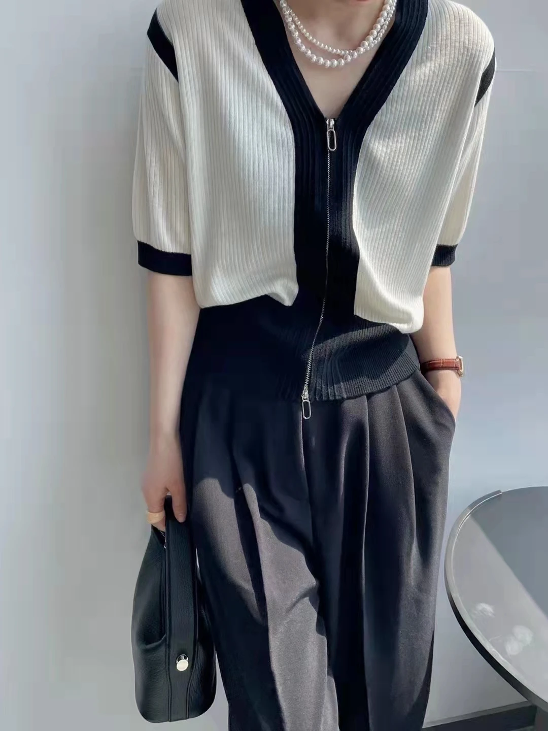 

Тонкий свитер с V-образным вырезом контрастных цветов в западном стиле с двойной молнией и короткими рукавами женский тонкий шерстяной кард...