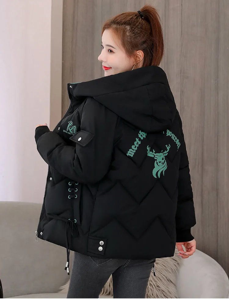 Женская короткая куртка на хлопковом наполнителе с капюшоном