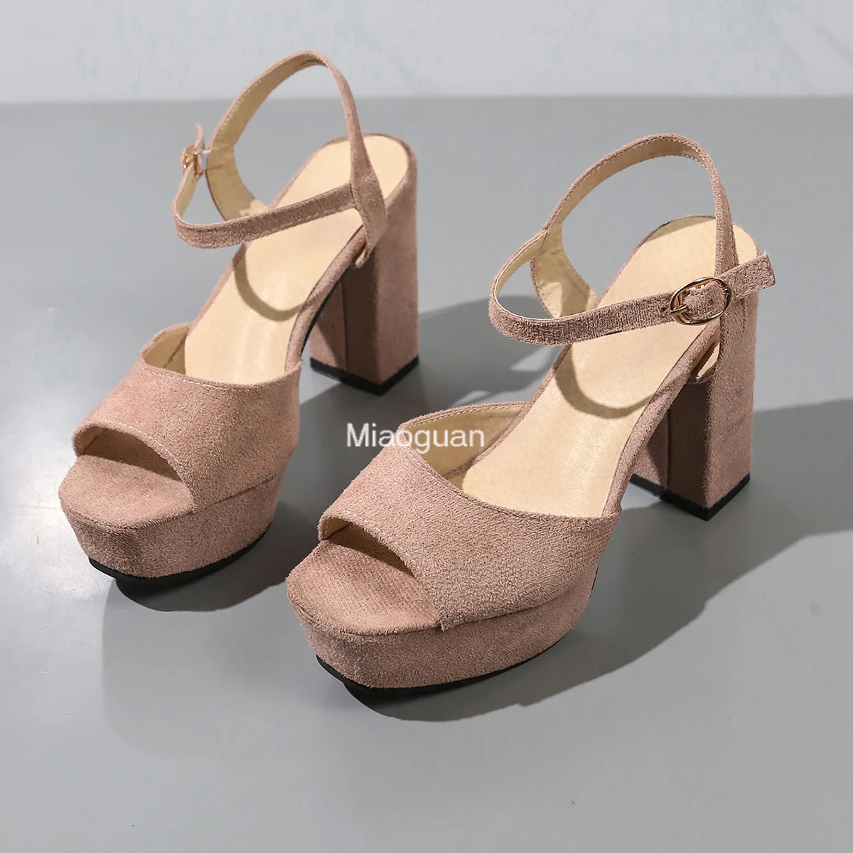 Сандалии замшевые с пряжкой на одной линии простые босоножки квадратным носком