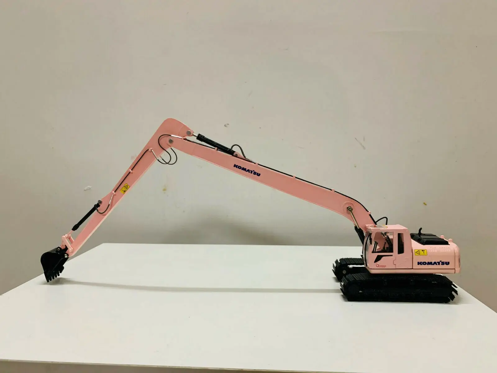 Розовый экскаватор. Экскаватор с длинной рукоятью. Розовый Excavator. Экскаватор с длинной стрелой 40 метров.