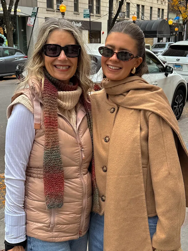 Шикарная женская короткая шерстяная куртка цвета хаки с шарфом и воротником