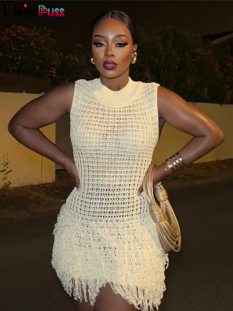 Женское вязаное платье с бахромой на подоле