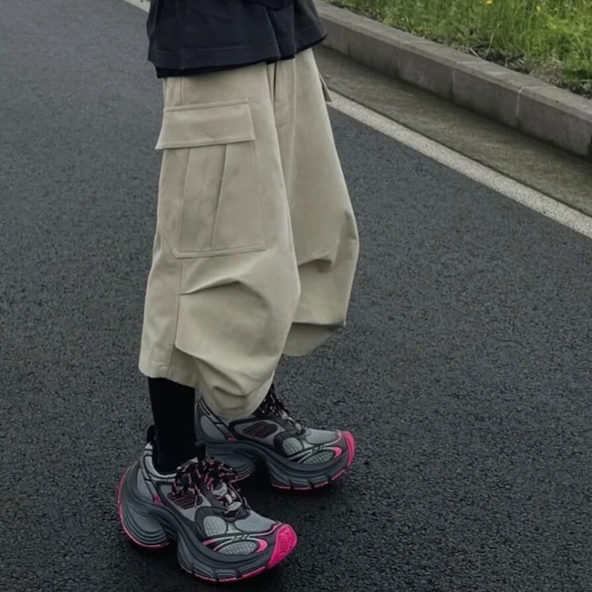 Плиссированные укороченные брюки выше колена с несколькими карманами и силуэтом