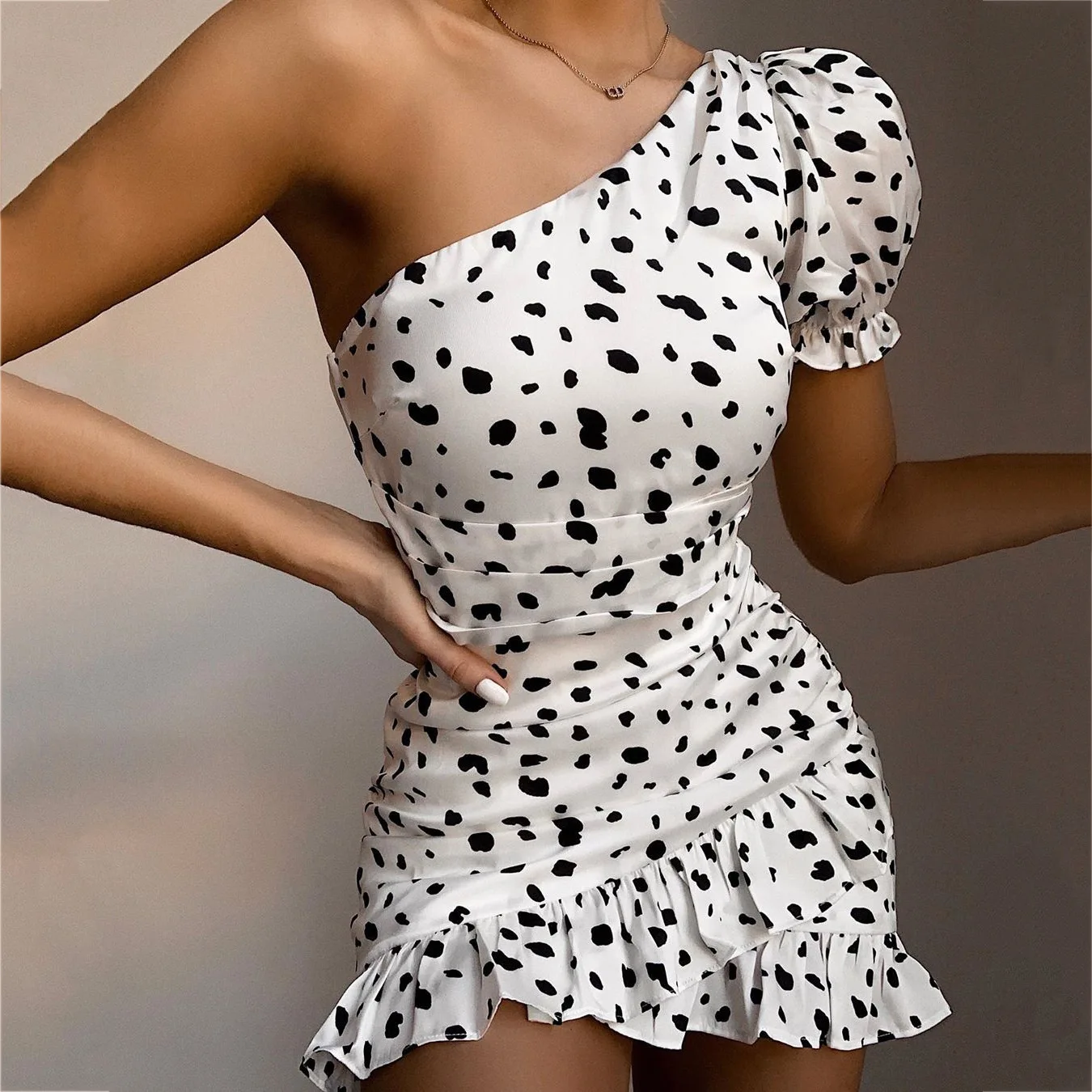 

Black White Polka Dot Dress One Shoulder Short Sleeve Ruffles Summer Dress Cottagecore Ruched Mini Dress Women Vestidos 2021 New