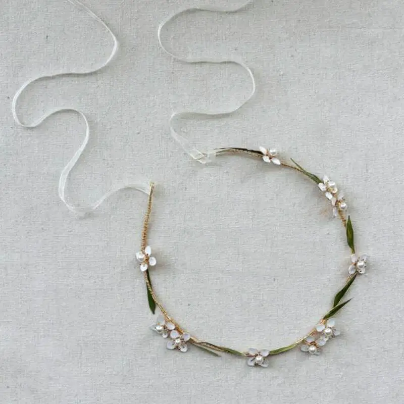 Изысканная белая эмалированная повязка на голову с цветами для невесты зеленые