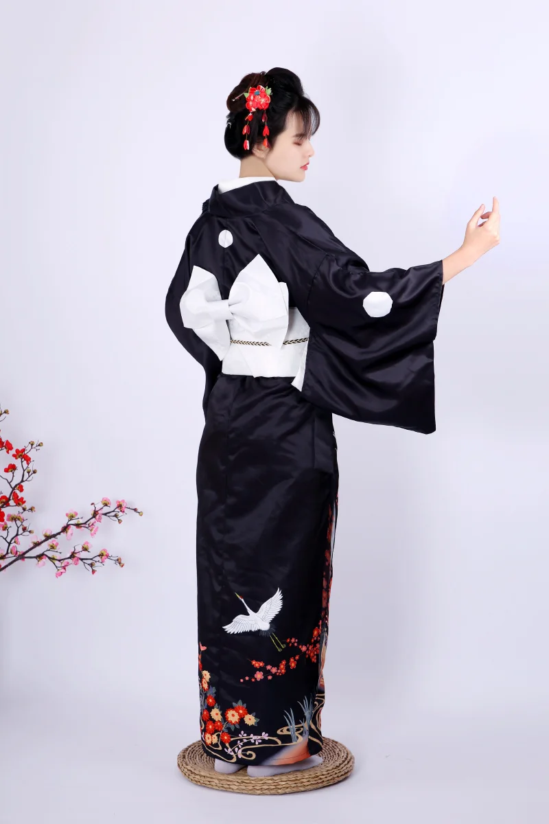 Традиционное японское кимоно для дам черное с подставкой устойчивое к морщинам