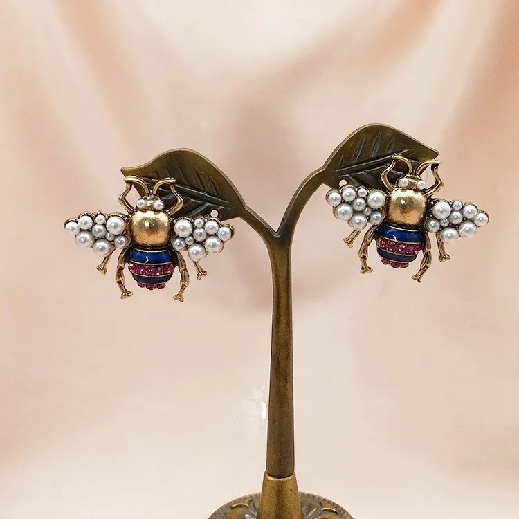 Retro Exquisite Little Bee Ear Studs Female Refined Stylish And Versatile Earrings Simple And Personalized Earrings Personality