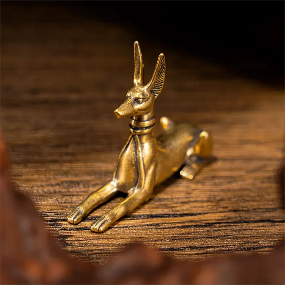 

Латунная статуя египетского фараона-хаунда