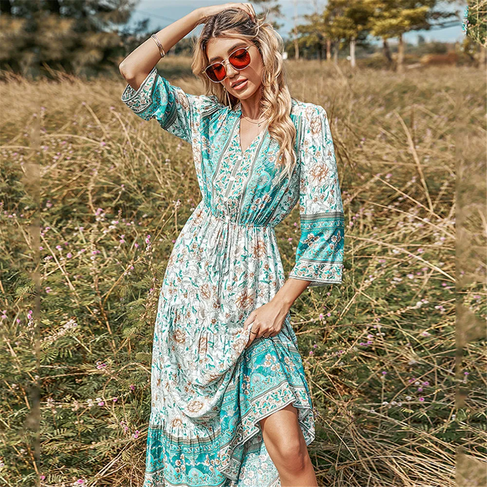 

Платье с цветочным принтом, V-образным вырезом и рукавом 3/4