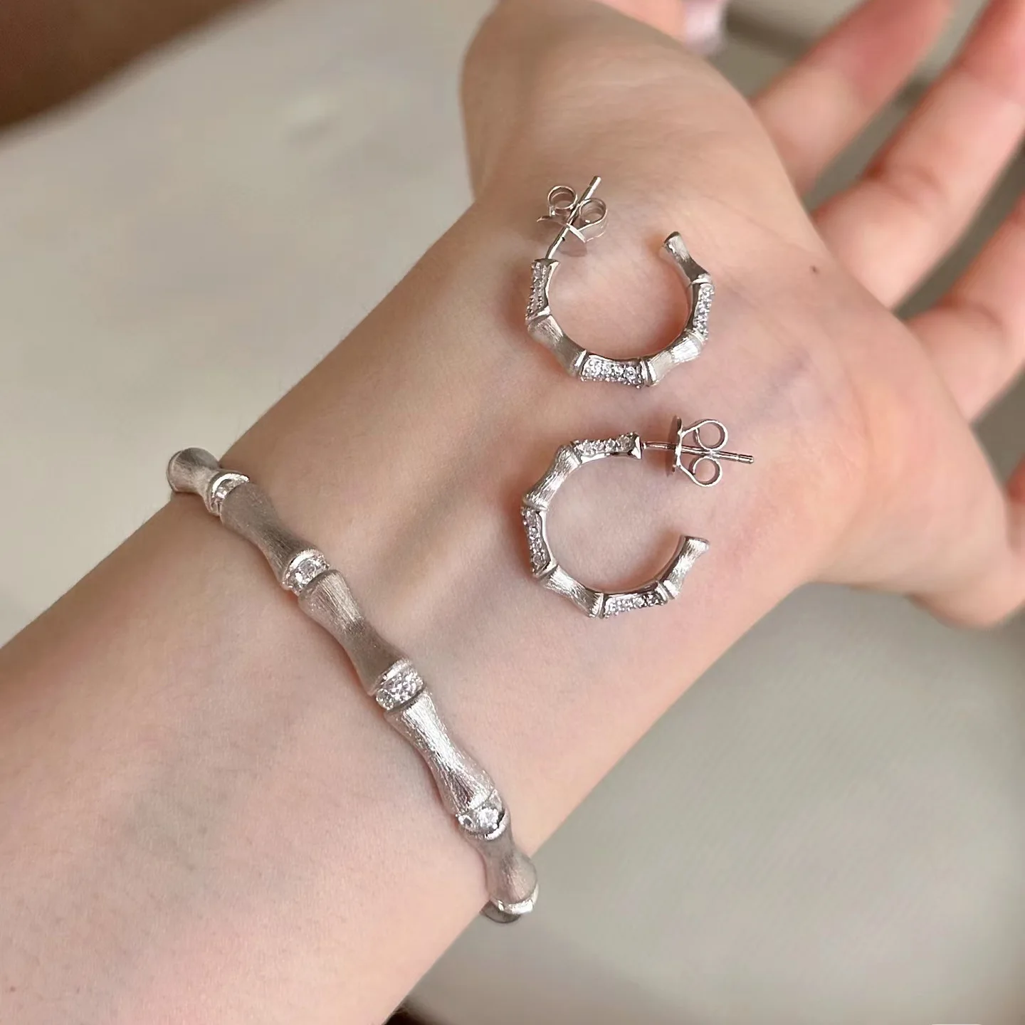 Комплект бижутерии из колье серёг и браслета