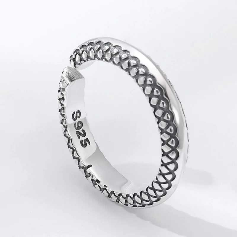 Женское и мужское кольцо в виде серебряного дракона