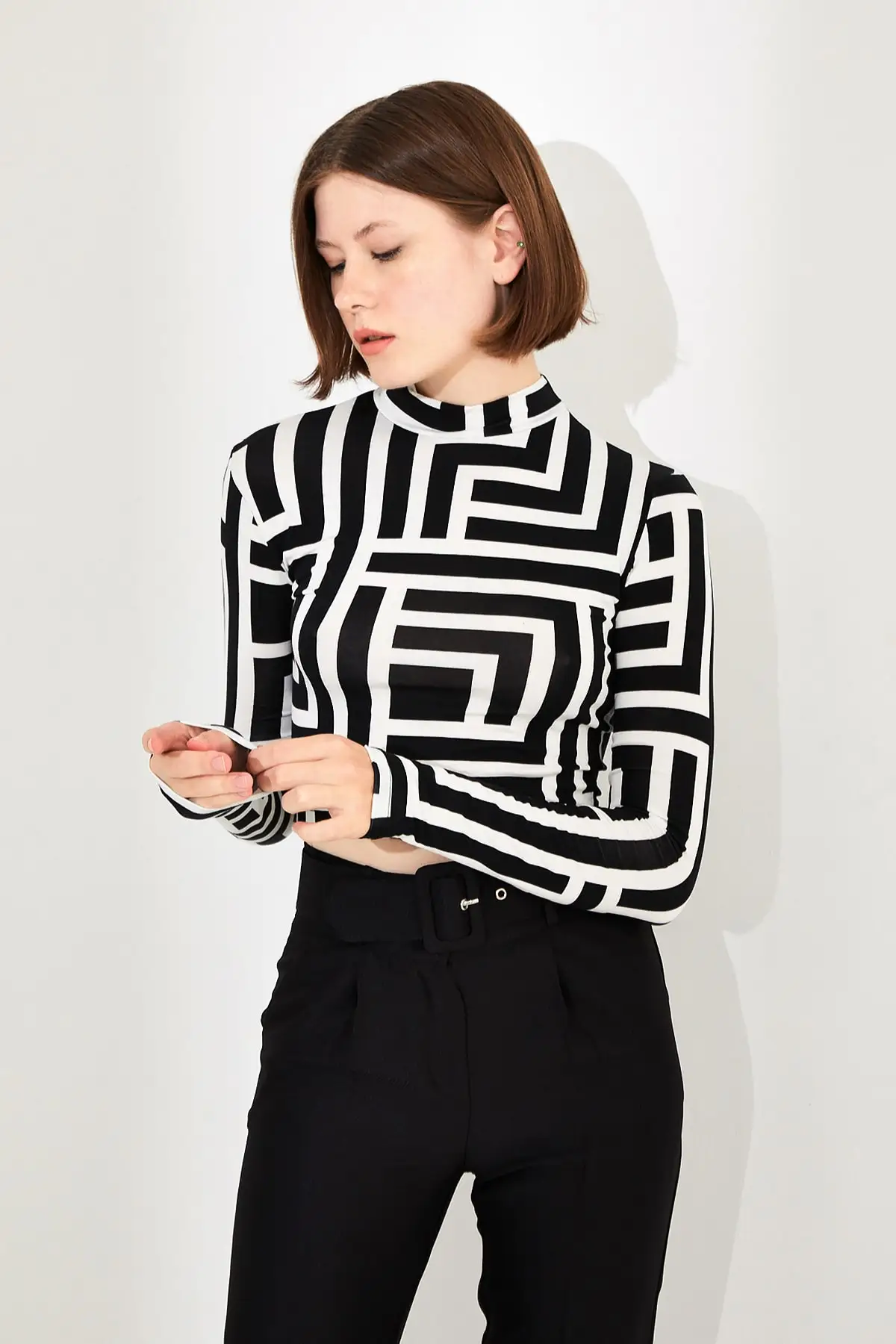 

Women's Black and White Geometric Print Half Turtleneck Crop Blouse