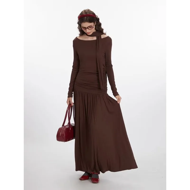 Женское платье с разрезом на шее Nariele