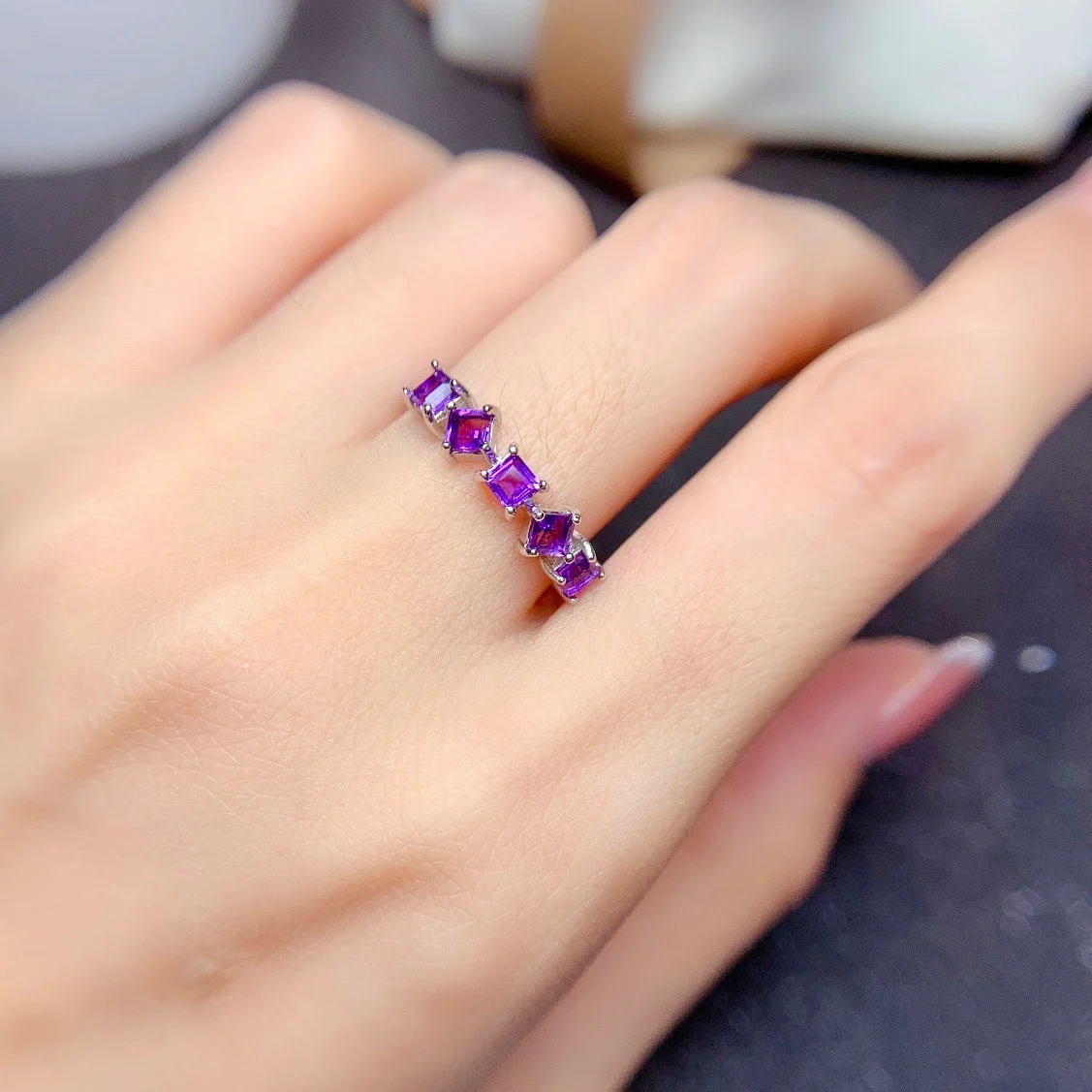 Кольцо из серебра 925 пробы с инкрустацией натурального аметиста размер основного