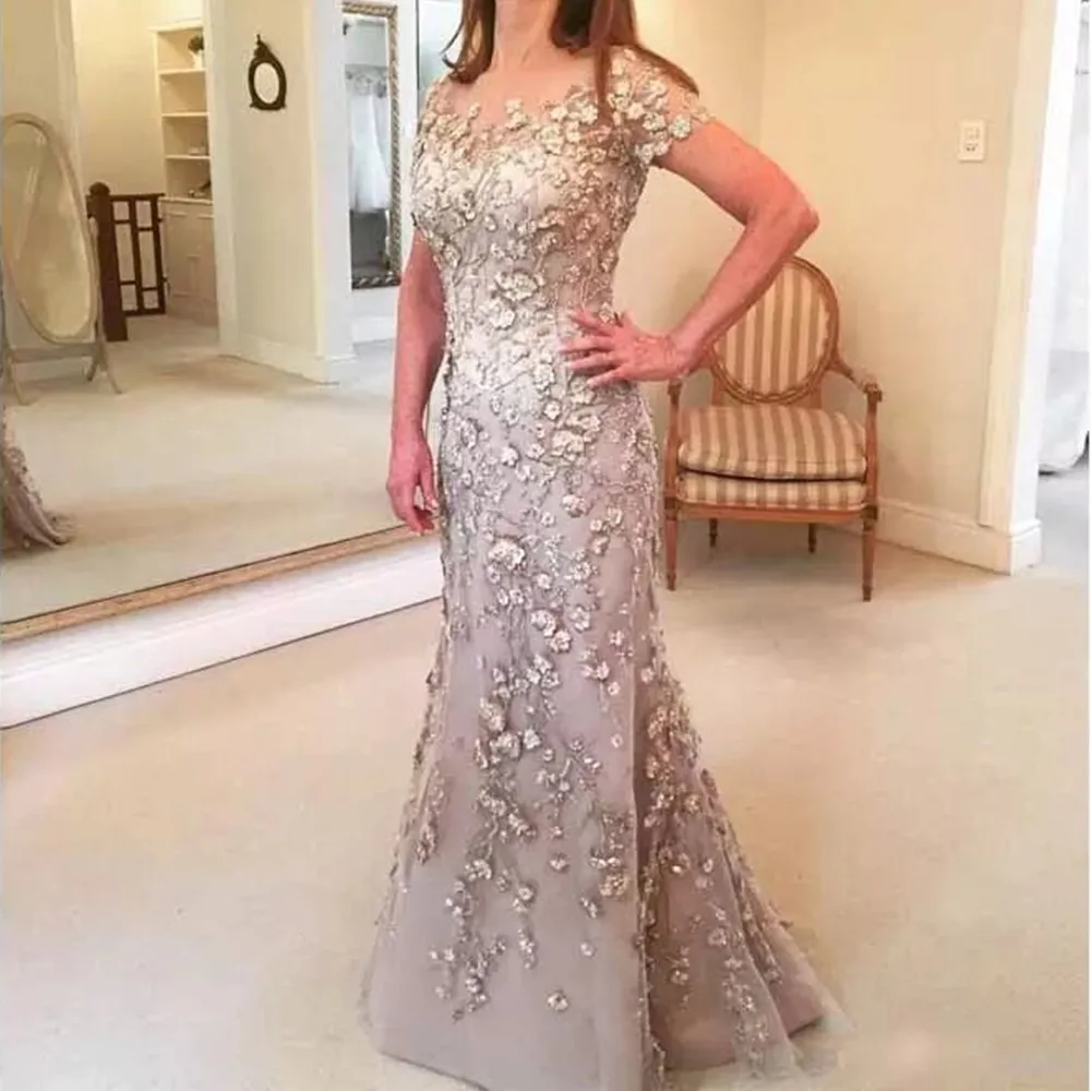 

2022 Elegant Sleeveless Floor Length Mother of the Bride Dresses Jewel Neck Cowl Back Tiered Wedding Party Gowns Custom