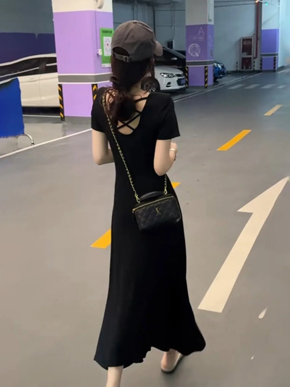 Корейская серия черное платье с короткими рукавами и открытой спиной женское