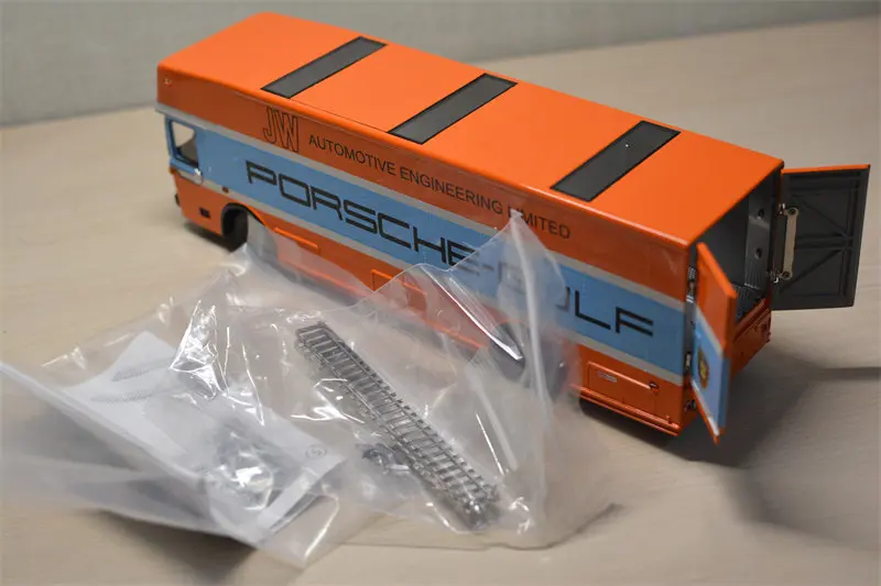 Фото Металлическая модель автомобиля Schuco 1:43: Mercedes-Benz O317, Porsche Transporter Gulf №5