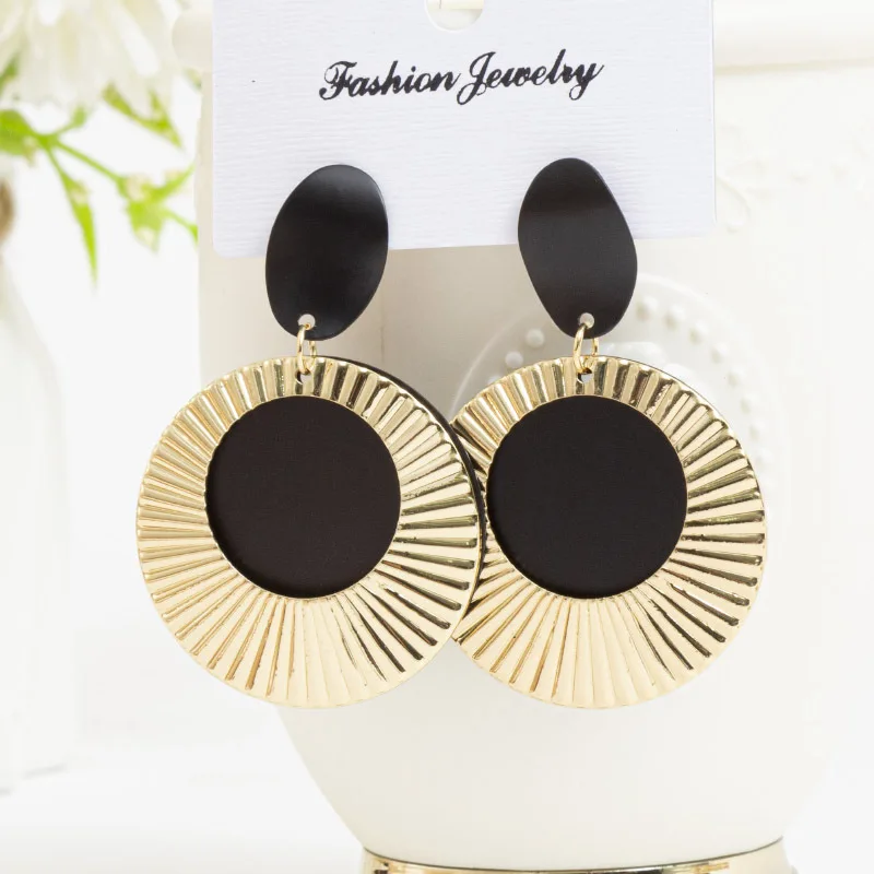 

Round metal irregular earrings with hollow geometry cold wind gold earrings fashion jewelry trendy 2022 wholesale