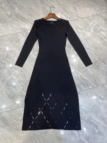 Женское трикотажное облегающее платье с длинным рукавом и круглым вырезом