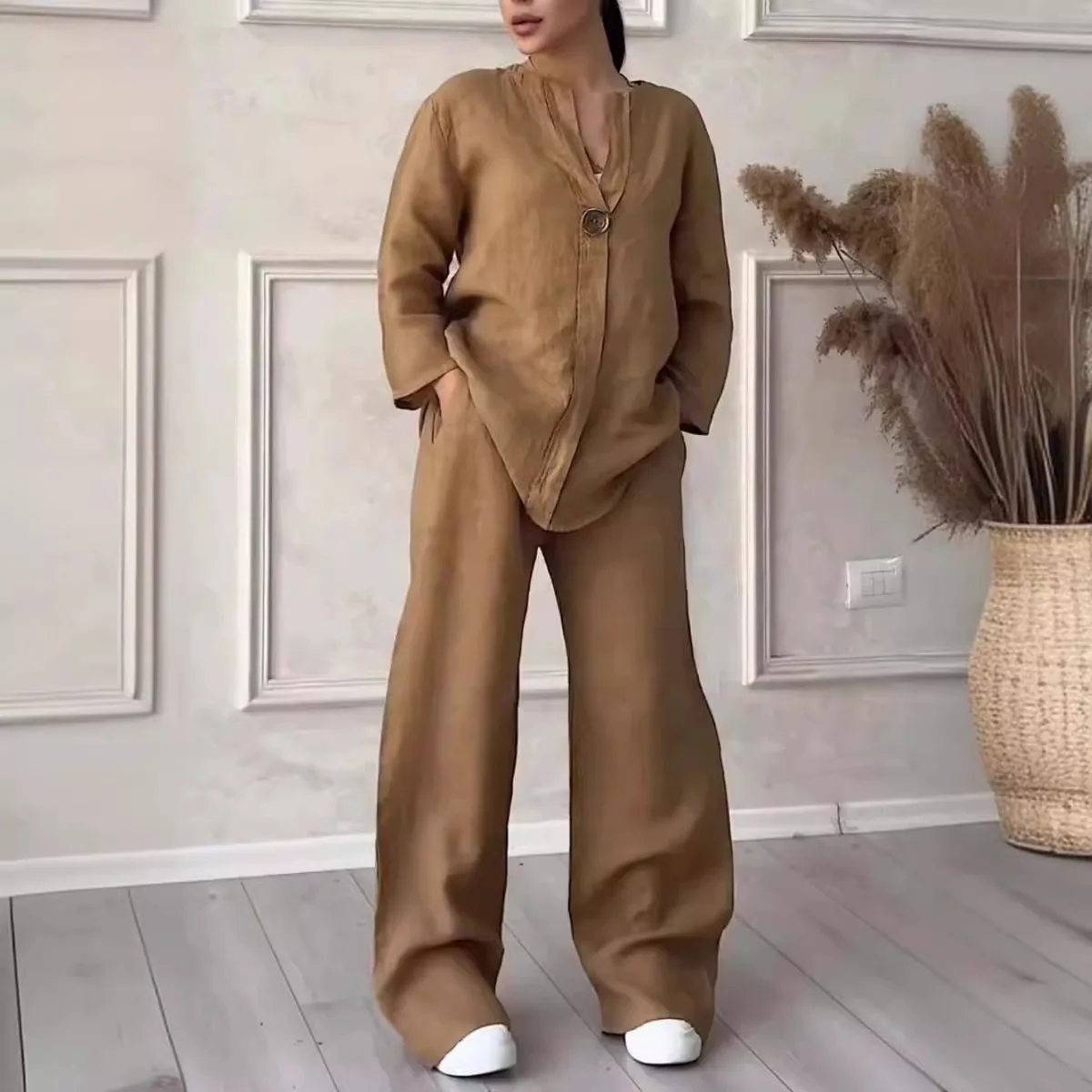 Рубашка из хлопка и льна с V-образным вырезом длинным рукавом