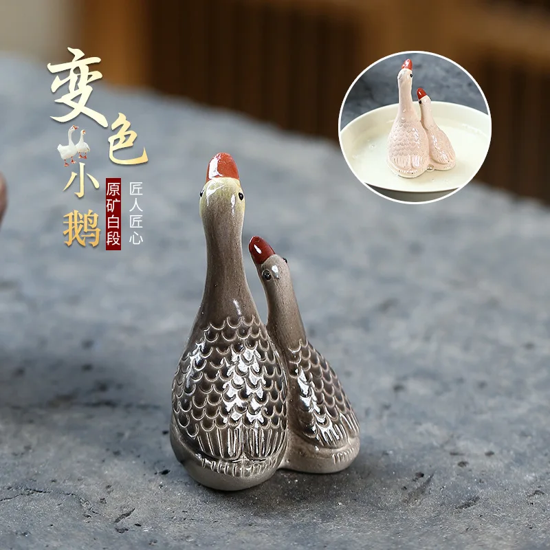 Фигурки гусей из фиолетовой глины