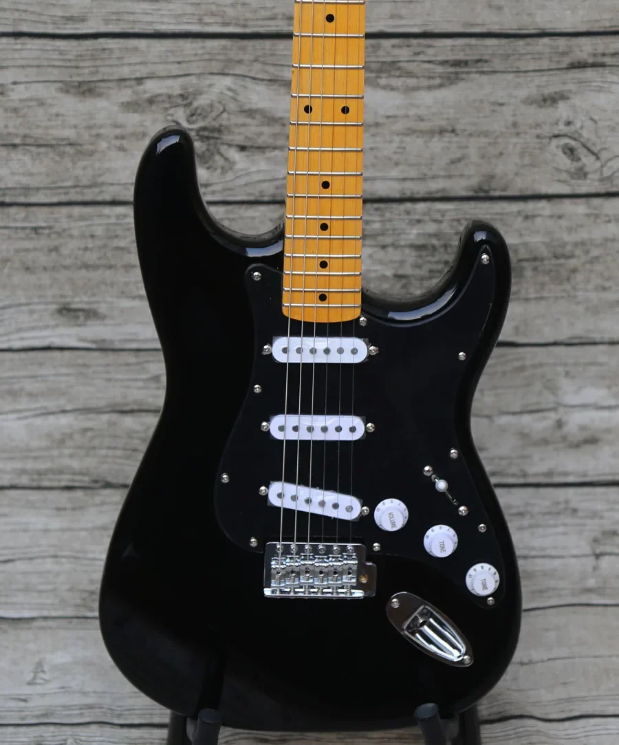 

Электрическая гитара Gilmour Black ST 3-слойная Pickguard, гриф из клена и грифельная доска, мост Tremolo, Whammy Bar, винтажные тюнеры