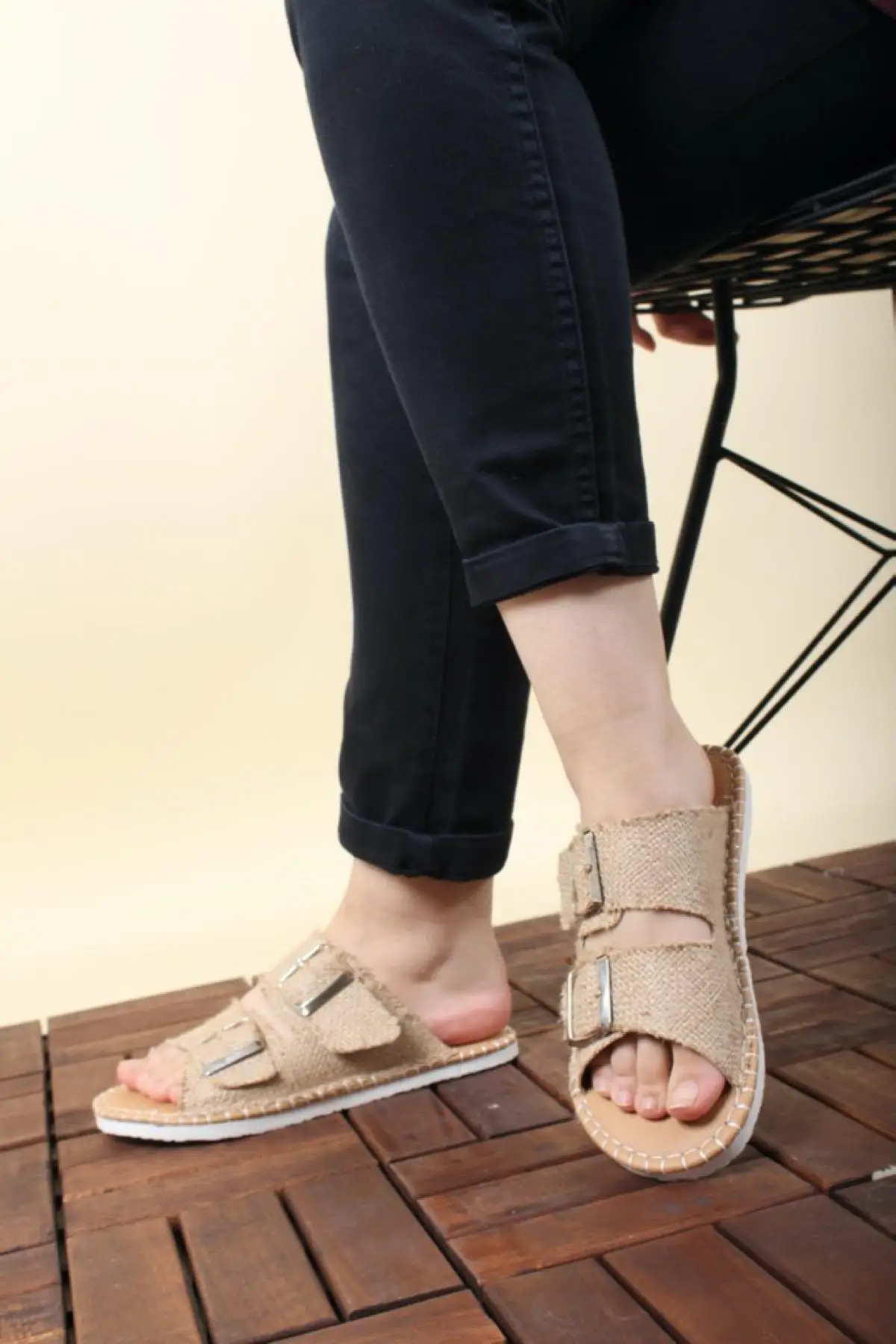 

Benta Buckled Woman Slippers