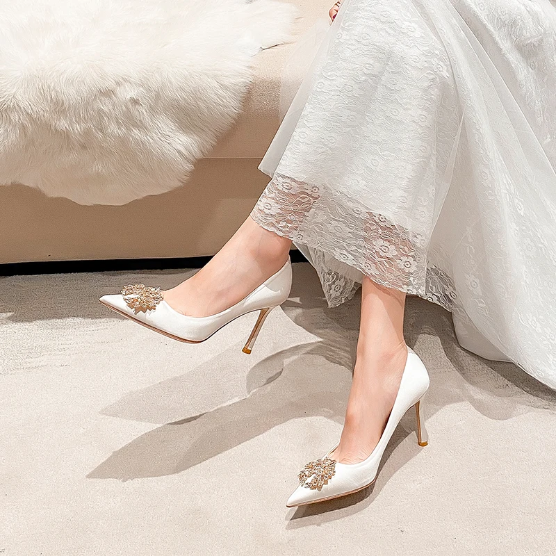 

BCEBYL новые туфли с острым носком и металлическим украшением, элегантные женские туфли, пикантные модные туфли, свадебные туфли на высоком каблуке