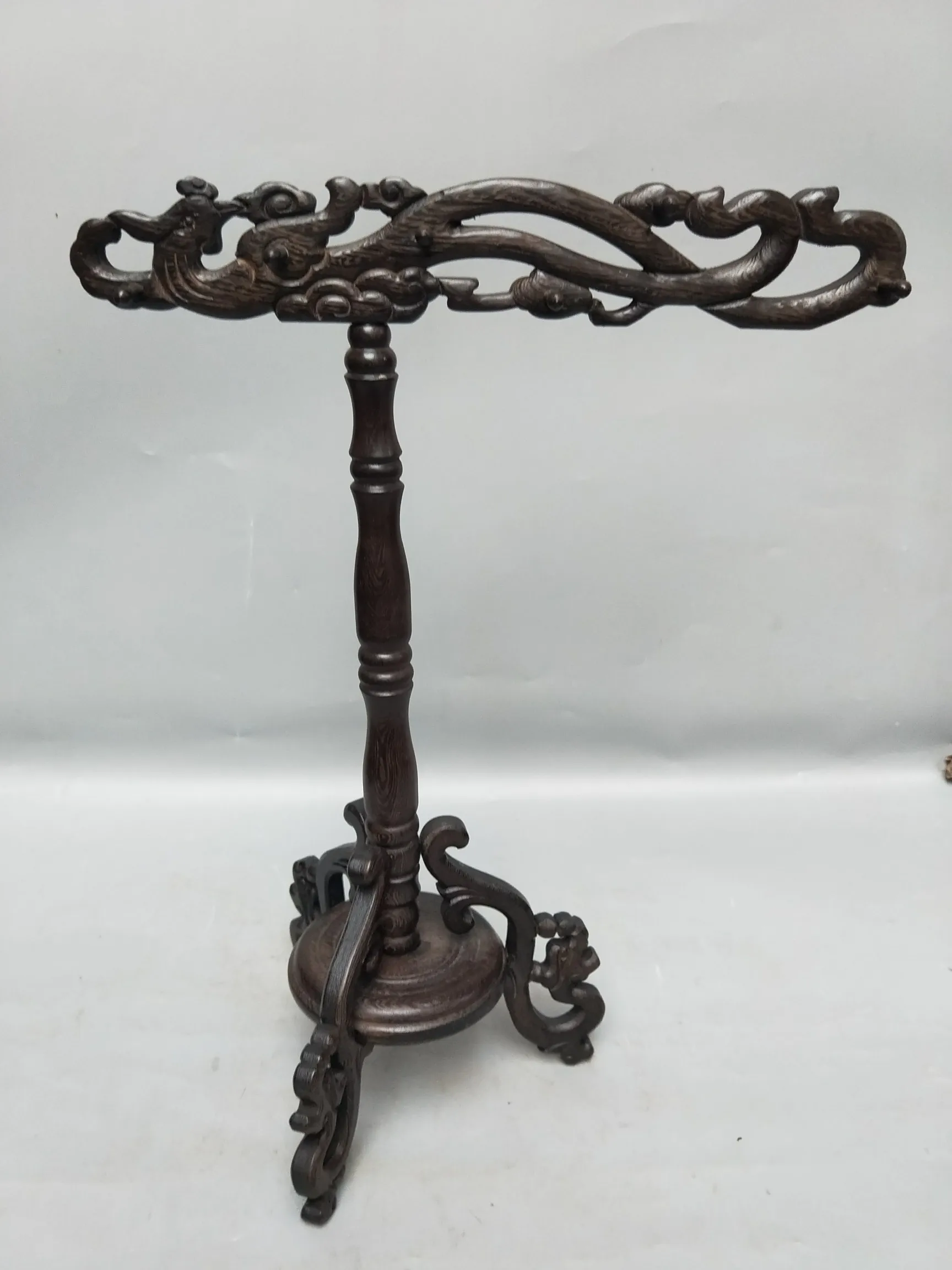 

Верхние и нижние съемные размеры черного куриного крыла держатель для штатива с резьбой по дереву показаны на рисунке