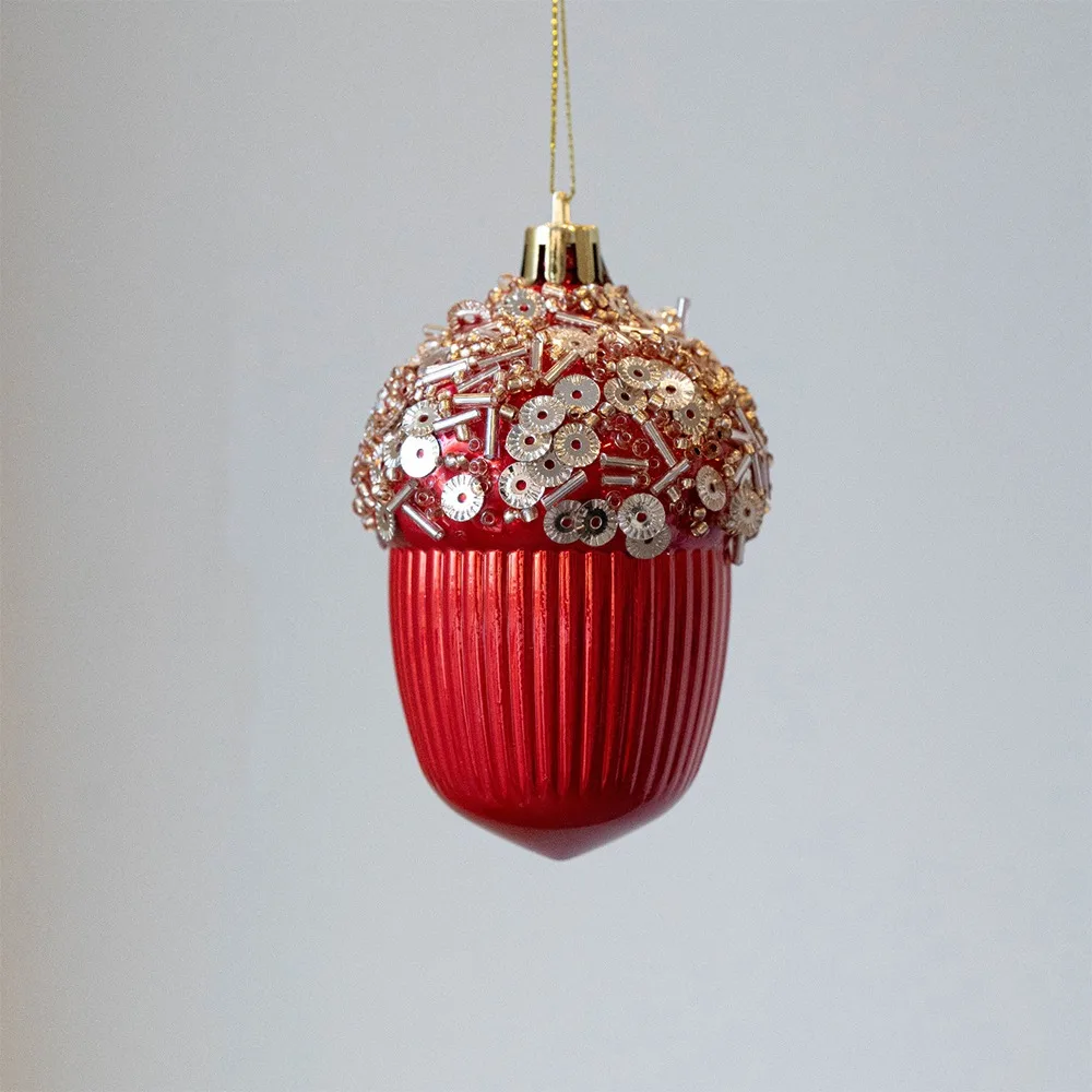 

Красные пластиковые новогодние подвески