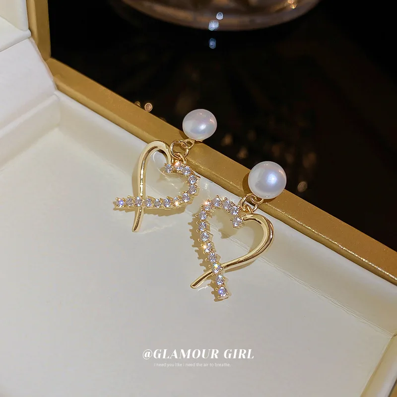 

South Korea INS Simple Atmosphere Small Fragrance Wind Micro Inlaid Zircon Freshwater Pearl Love Small Girl Earrings