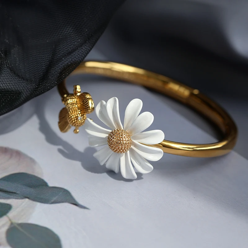 New White Enamel Daisy Flower Bracelet for Women Vintage Gold Color Metal Opening Woman Bangles Party Wedding Jewelry Gifts