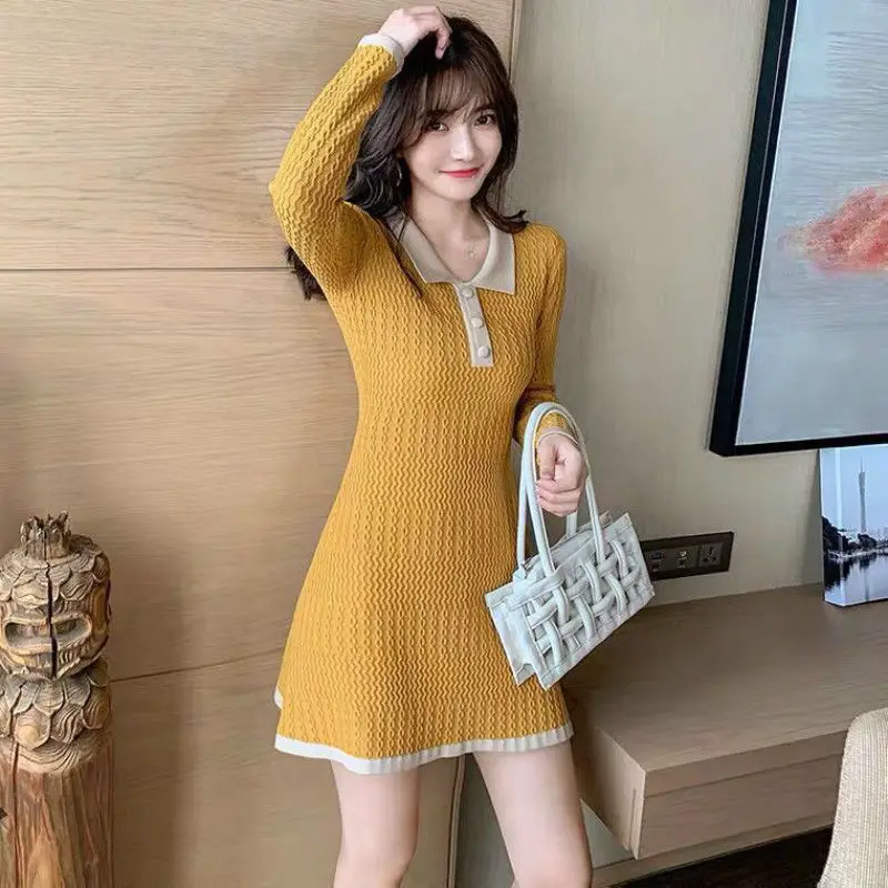 Женское трикотажное мини-платье на пуговицах, с длинным рукавом