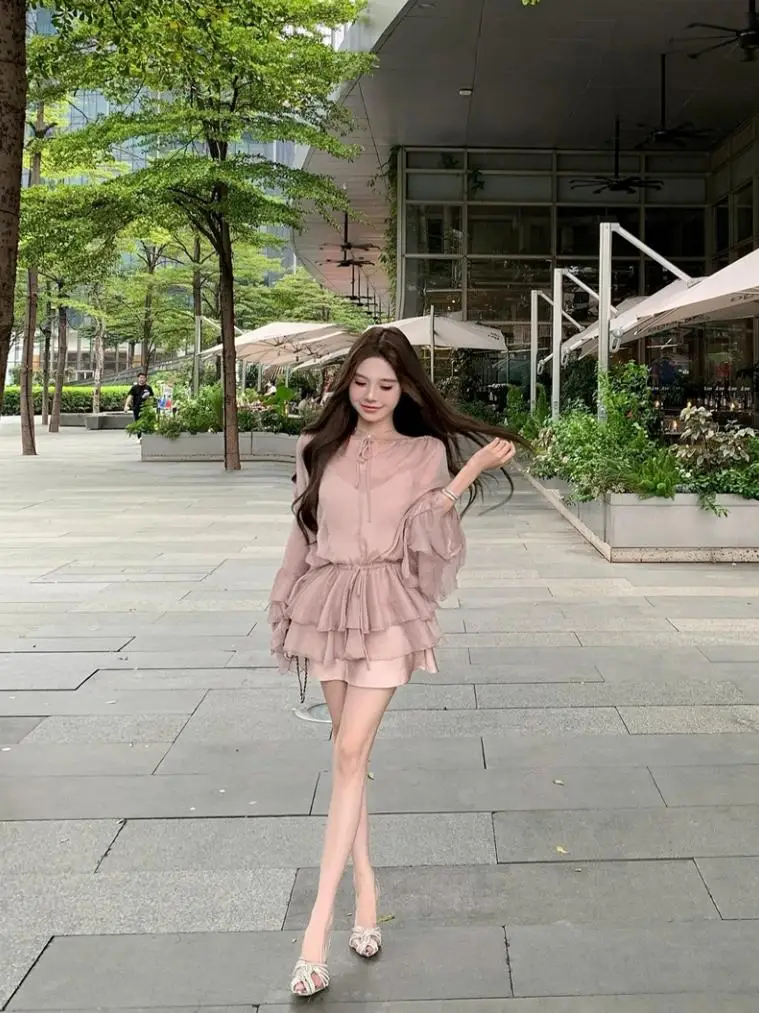 Розовое платье с v-образным вырезом и оборками длинными рукавами женское осеннее