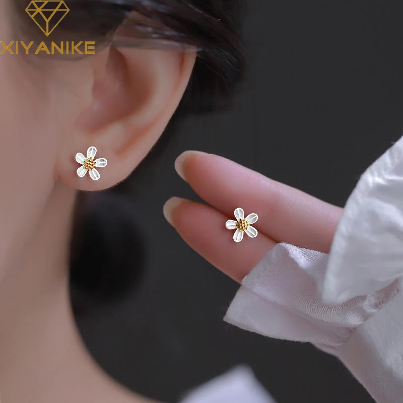 

XIYANIKE 2023 New Summer Daisy Flower Ear Stud Piercing Earrings For Women Girl Fashion Jewelry Party Friend Gift Pendientes