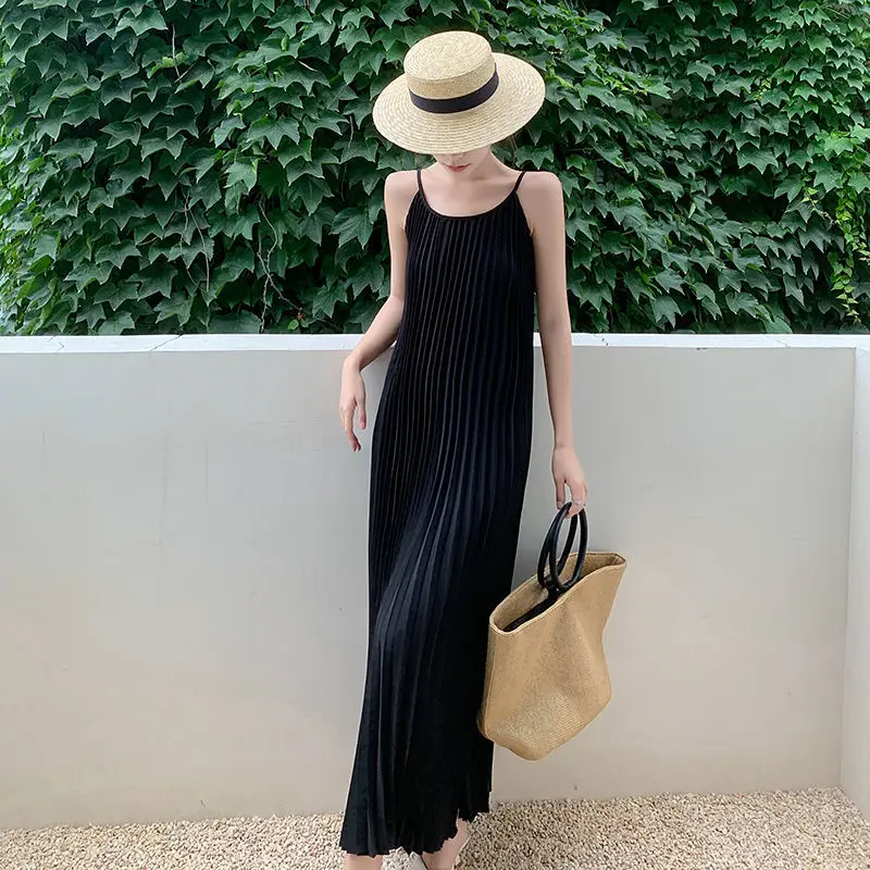 

Retro pleated solid dress Loose and thin black suspender dress 2022 new summer fold long small black skirt sleeveless dress tops