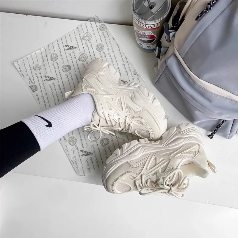 Женская спортивная обувь на платформе