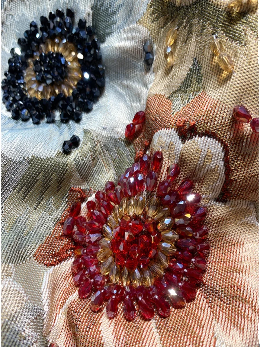 Женское демисезонное пальто с вышивкой и бусинами 2024