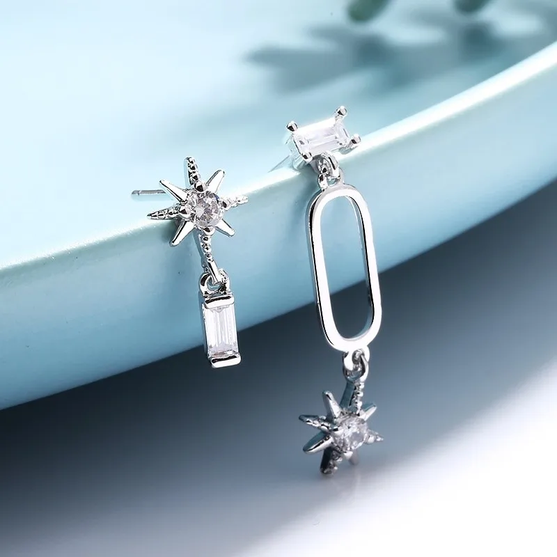 Женские асимметричные серьги-гвоздики серебряного цвета