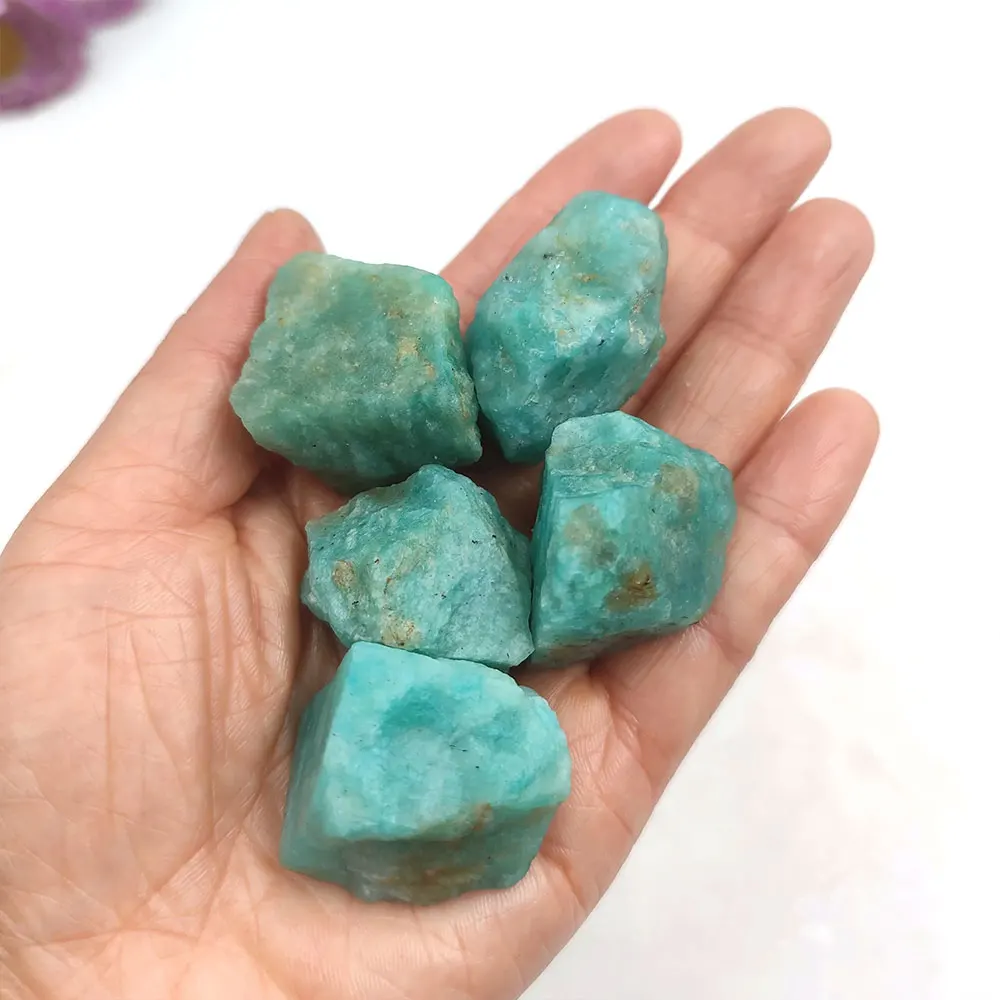 

Натуральные красные и зелёные кристаллы цоизита