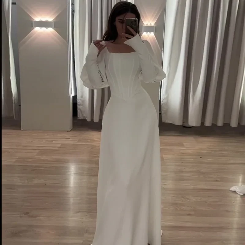 Женское однотонное платье средней длины приталенное с длинным рукавом и