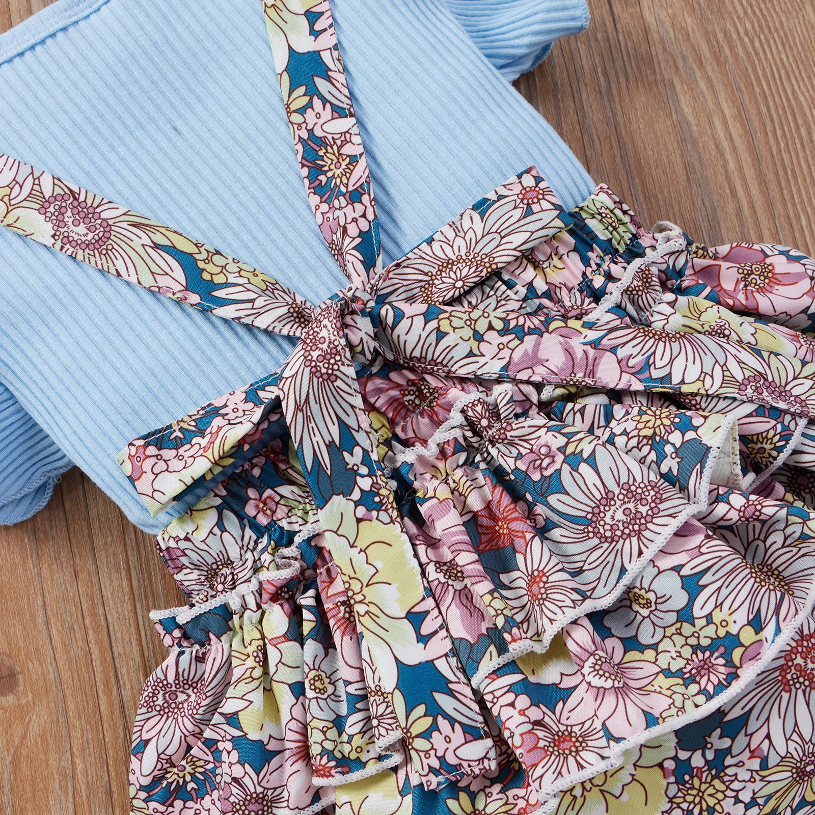 Комплект летней одежды для девочек футболка с оборками на рукавах юбка цветочным