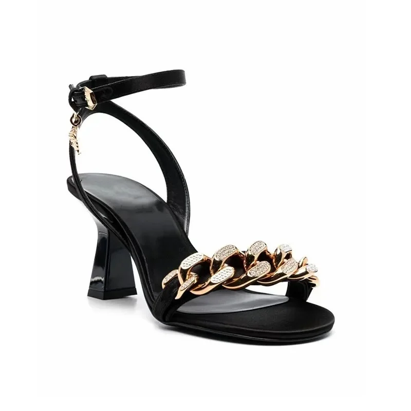 Arden Furtado 2024 летние атласные сандалии с круглым носком и открытым металлическая