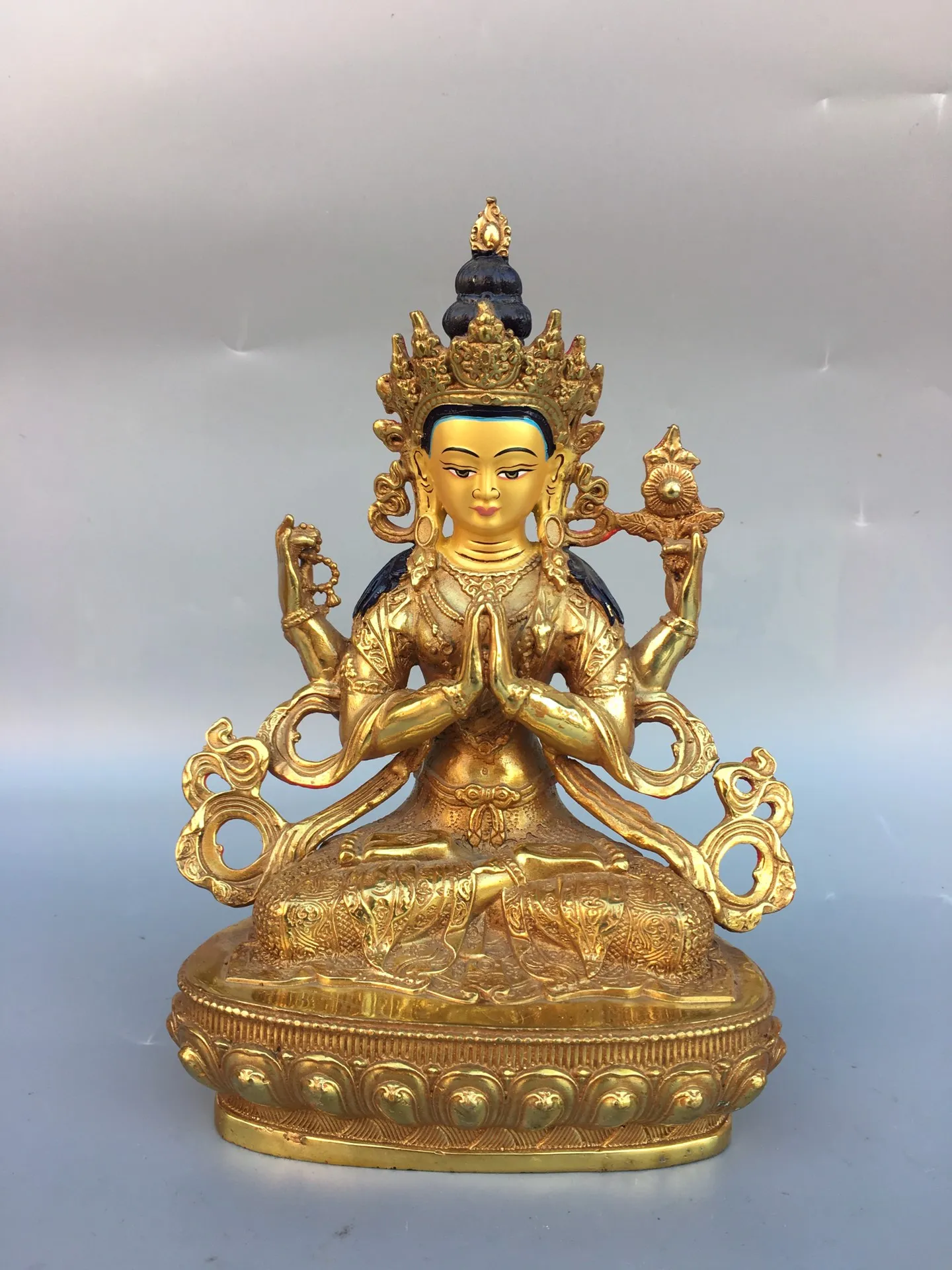 

Древнее китайское изысканное бронзовое позолоченное лицо с четырьмя руками тара Бодхисаттва Тантра Будда толстая и толстая